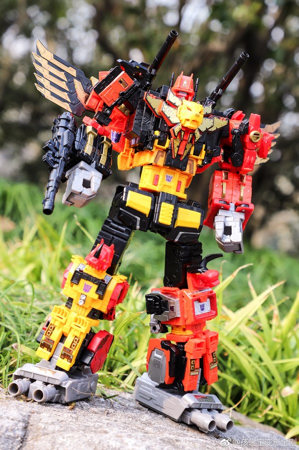 Power Of The Primes Titan Class Predaking   New In Hand Images Show Predaking Communing With Nature  (5 of 9)